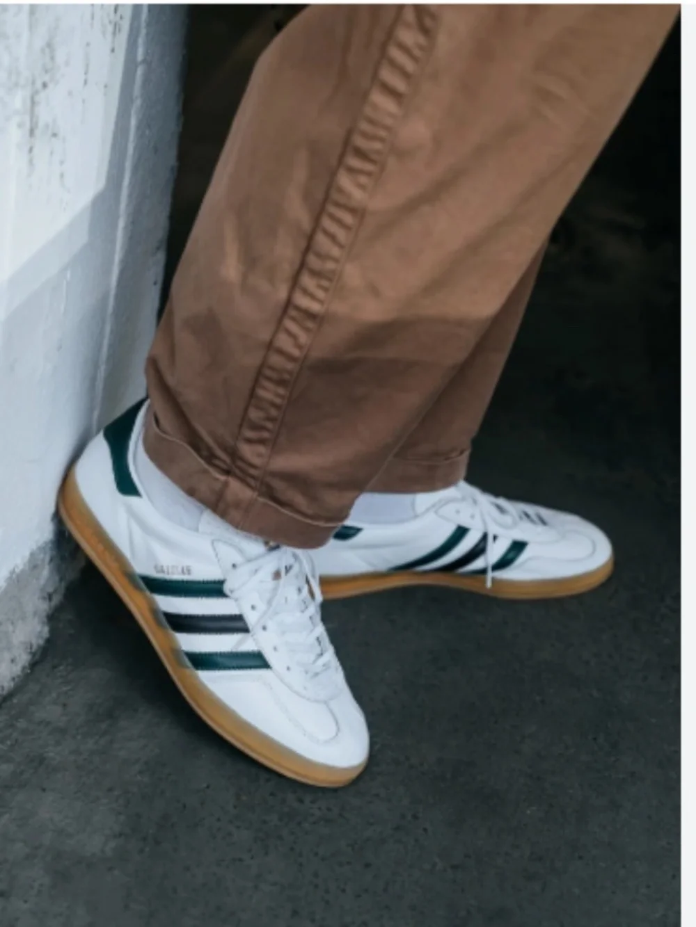 NWT Adidas Originals Gazelle Indoor gum sole sneakers in white and green - Picture 2 of 12